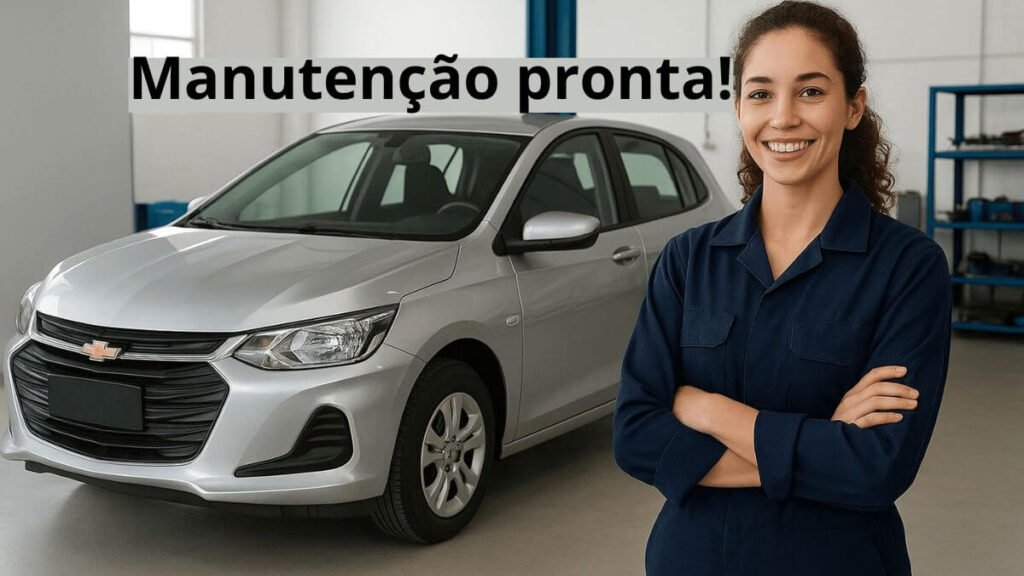 Onix prata em uma oficina mecânica limpa ao lado de uma jovem mecânica sorrindo, indicando manutenção pronta.
