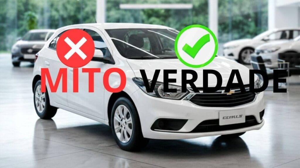"Fotografia nítida de um Chevrolet Onix branco em um estúdio claro. À frente do carro, do lado esquerdo, há um 'X' vermelho com a palavra 'MITO' abaixo. Do lado direito, há um símbolo de check verde com a palavra 'VERDADE' abaixo."