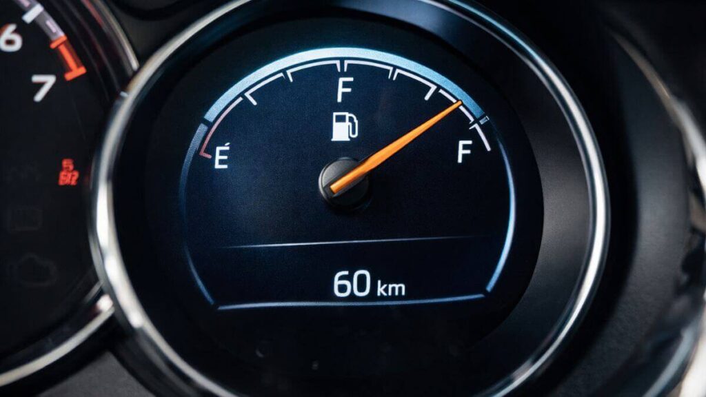 Painel do Chevrolet Onix com marcador de combustível indicando tanque cheio