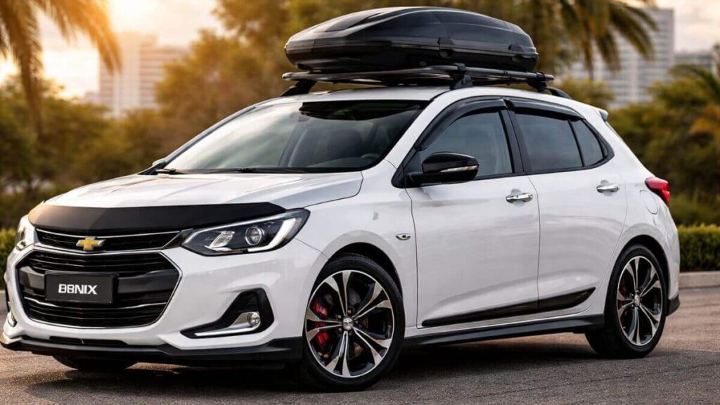 Chevrolet Onix branco com acessórios externos como rack de teto, bagageiro, rodas esportivas e friso lateral.