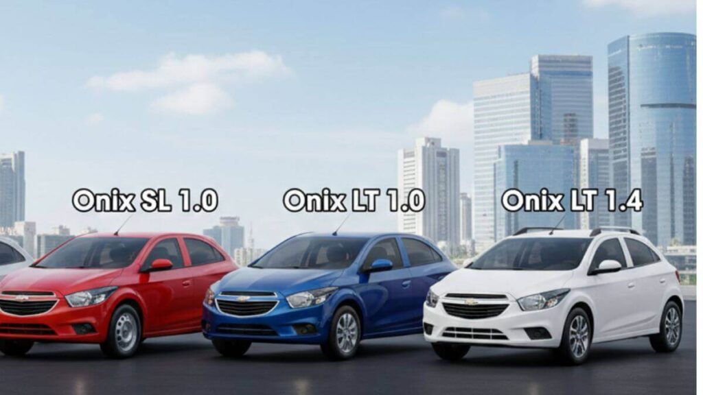 Quatro carros Chevrolet Onix modelo 2015 enfileirados em um cenário urbano moderno. Cada carro possui uma cor diferente (prata, vermelho, azul e branco) e acima de cada um há um rótulo de texto identificando as versões: Onix 2015, Onix SL 1.0, Onix LT 1.0 e Onix LT 1.4.