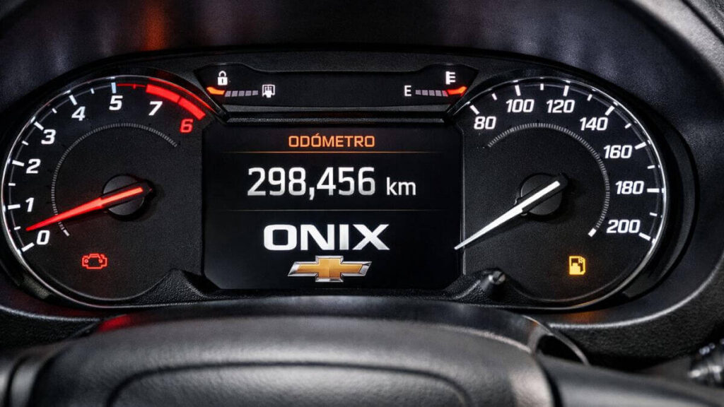 Painel do Chevrolet Onix mostrando quilometragem elevada no odômetro digital.