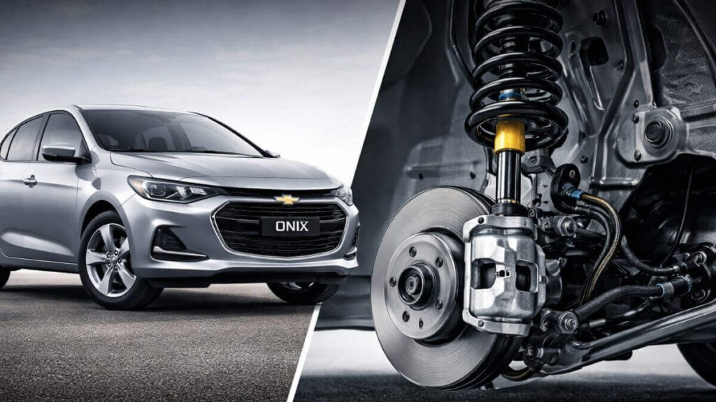 Suspensão dianteira do Chevrolet Onix com foco no amortecedor, mola e sistema de freio, ao lado do veículo em destaque.