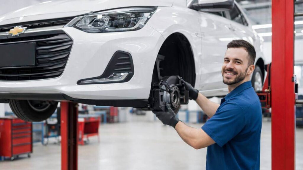 Troca de pastilha de freio do Chevrolet Onix em oficina mecânica Mecânico trocando a pastilha de freio dianteira de um Chevrolet Onix em oficina mecânica