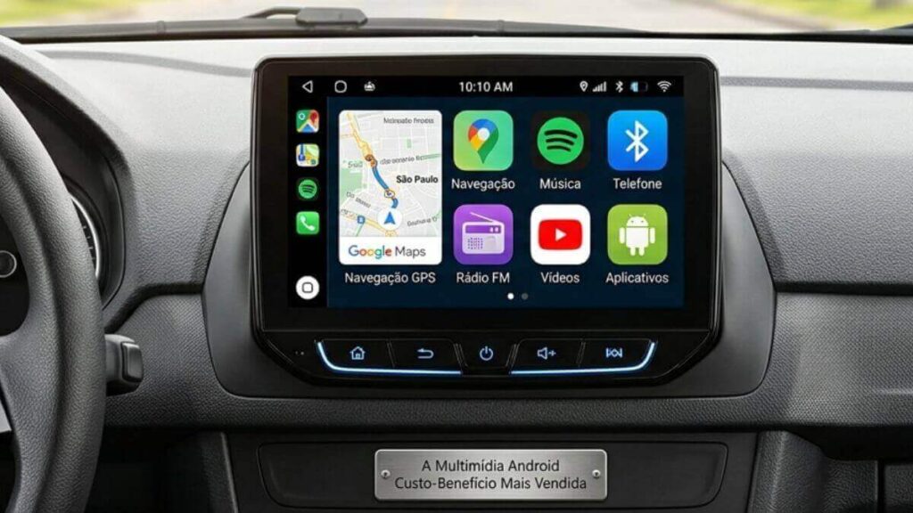 Transforme seu carro com a Central Multimídia Android Custo-Benefício. Central multimídia Android universal instalada no painel de um carro. A tela está ligada e exibe um menu com ícones de aplicativos como Google Maps (mostrando um mapa de São Paulo), Spotify, YouTube e ícones de telefone e rádio. A imagem é tirada do ponto de vista do motorista, com o volante visível à esquerda e uma avenida arborizada ao fundo através do para-brisa.