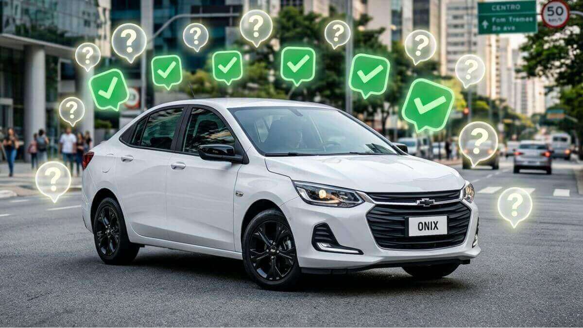 Uma imagem horizontal mostrando um Chevrolet Onix Plus Premier branco estacionado em uma rua de cidade com prédios e tráfego ao fundo. O carro está em foco, e acima dele flutuam vários ícones: pontos de interrogação brancos e cinzas (❓) e checks verdes brilhantes (✔). O topo da imagem possui um espaço em branco para um título.