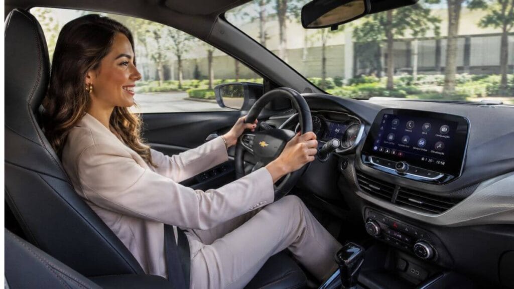 Interior do Chevrolet Onix 2027 com motorista ao volante.