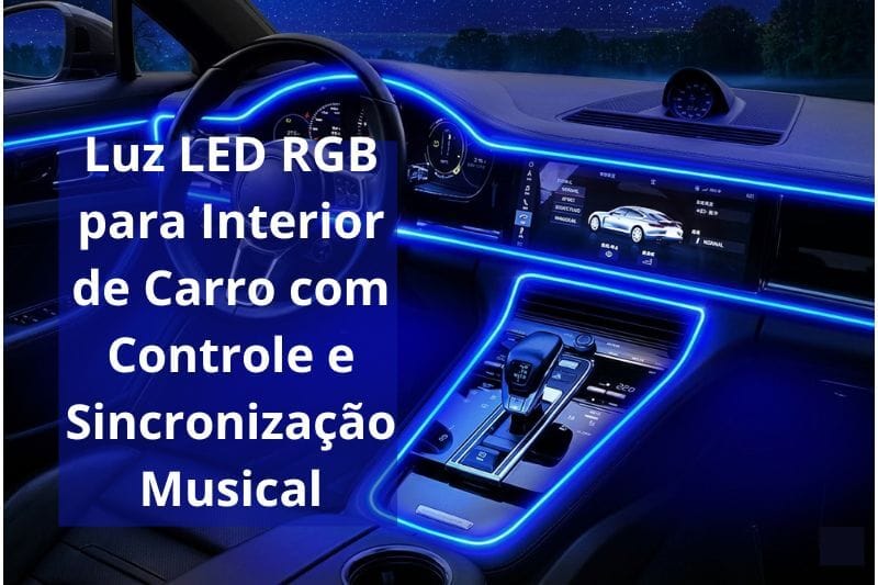 A imagem apresenta uma perspectiva em ângulo do interior de um carro de luxo, com o volante, o painel e o console central banhados por uma luz de neon azul vibrante. O painel exibe uma variedade de mostradores digitais e uma tela de toque, com a luz de neon azul destacando os contornos e botões. O volante de couro preto apresenta um design esportivo e a luz de neon azul brilha através de suas aberturas. O console central inclui a alavanca de câmbio, vários botões e um par de porta-copos. O teto solar panorâmico revela um céu noturno repleto de estrelas e a paisagem rural ao fundo. A imagem transmite uma sensação de sofisticação e tecnologia.