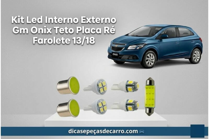 Imagem horizontal mostrando um Chevrolet Onix azul e um conjunto de lâmpadas LED para teto, placa, ré e farolete, com o texto explicativo sobre o kit e o link do blog dicasepecasdecarro.com.