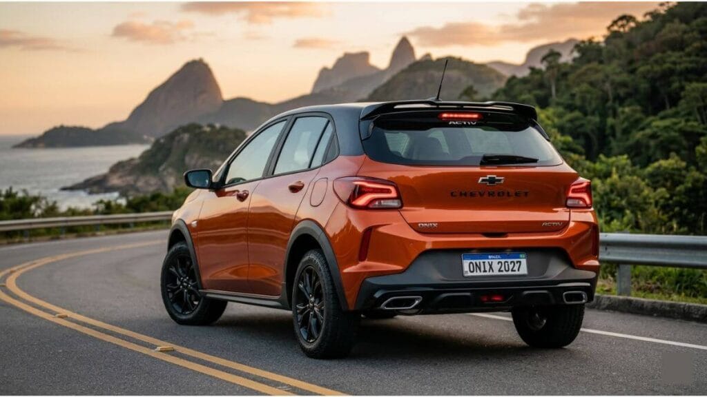 Design Traseiro e Tendências do Onix Activ 2027 Traseira do Chevrolet Onix Activ 2027 laranja em uma estrada, destacando as novas lanternas em LED e o spoiler traseiro que podem inspirar outras versões.
